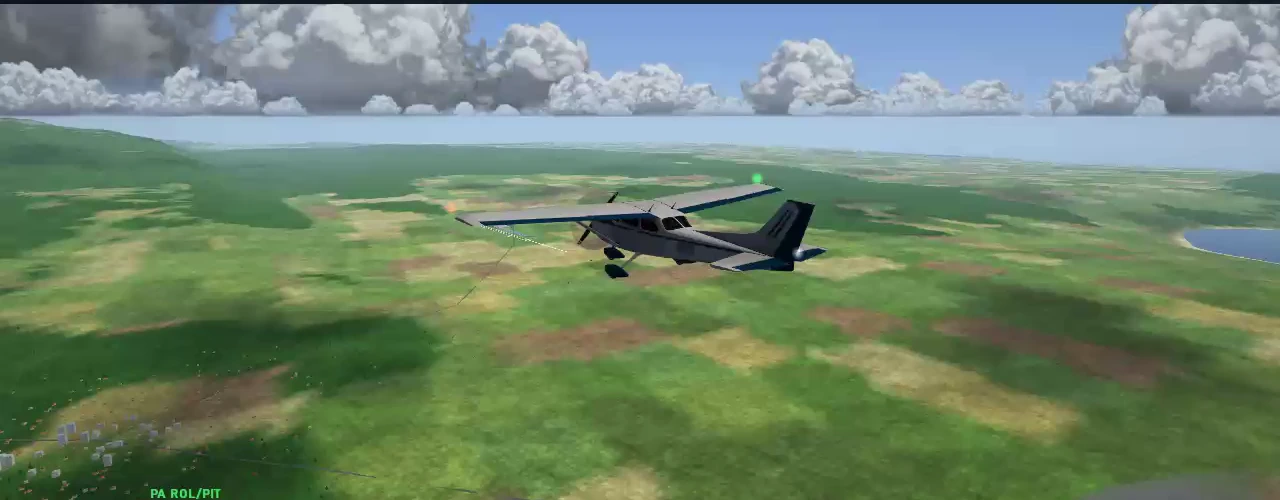 AeroEscuela: avioneta en vuelo sobre campos verdes y nubes
