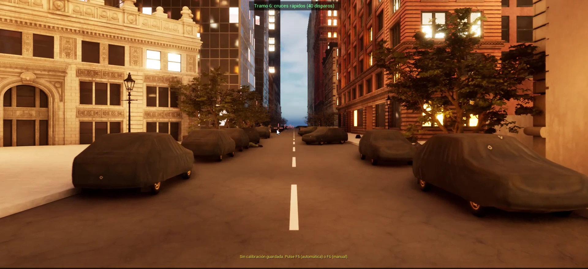 Simulador de tiro en entorno urbano: calle de ciudad al atardecer con vehículos estacionados